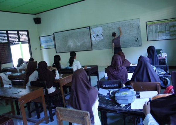 rita teaching in lombok classroom