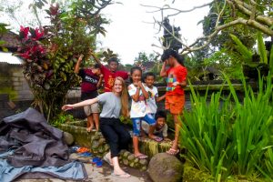 primary school students with bali volunteer teacher