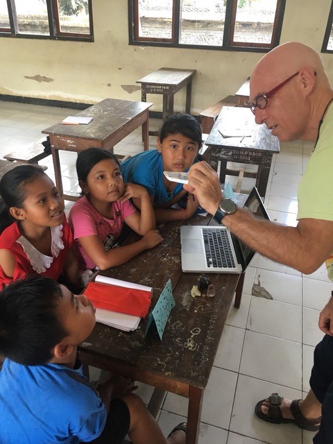 henk with the balinese school children showing them sandstone