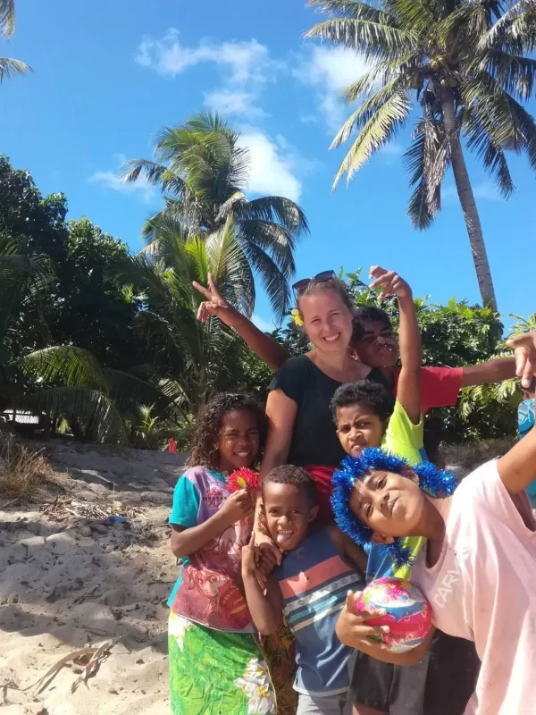 Noora-on-the-beach-in-Fiji-with-the-children