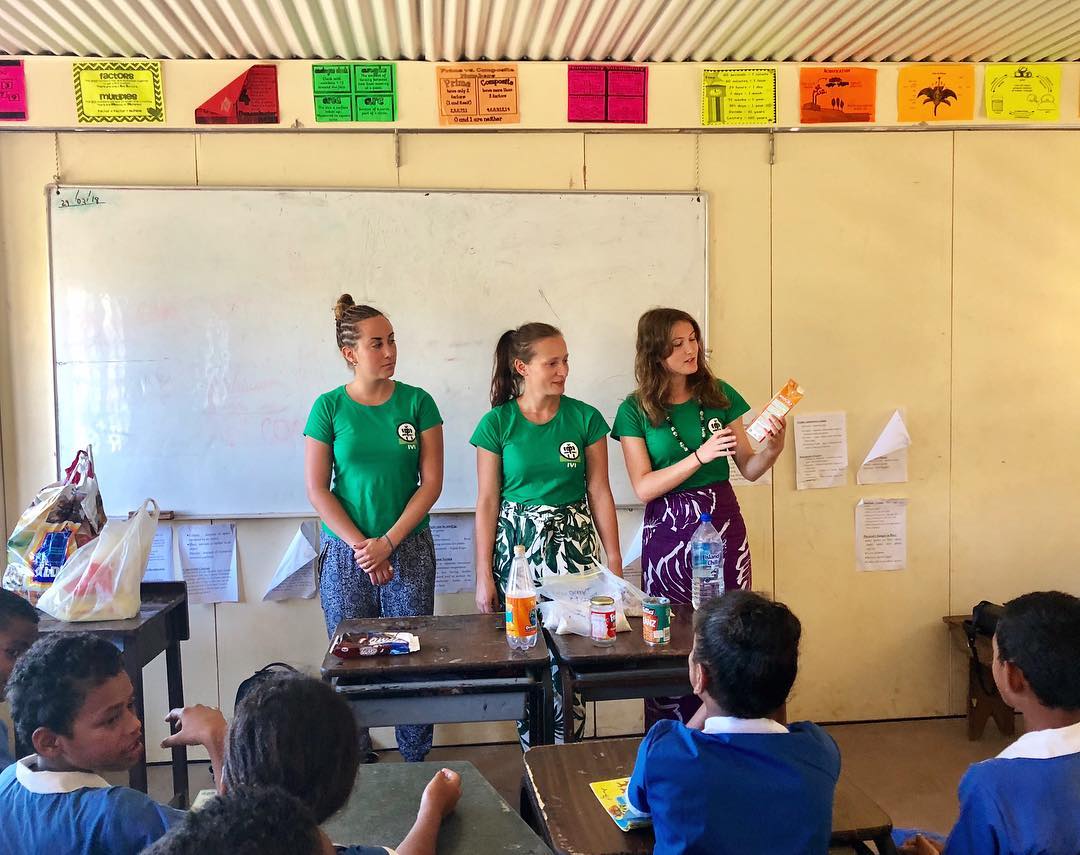 Holly and the volunteers teaching fijian kids about nutrition and diet