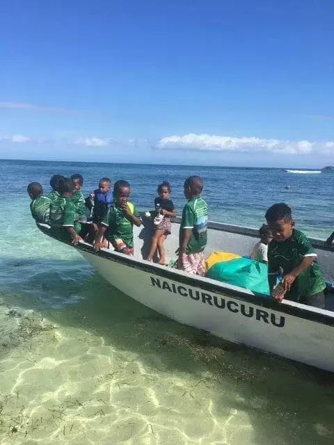 volunteer teaching Fiji with IVI