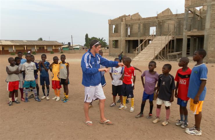 Sports coaching in Ghana with IVI volunteers