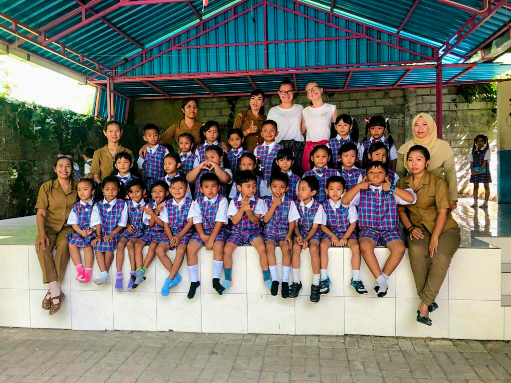 young school children sit down for group pic