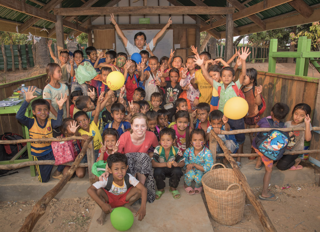 Group photo of participant with students (1)