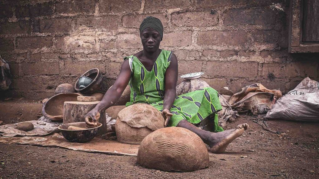 _Kenyan woman making clay pots