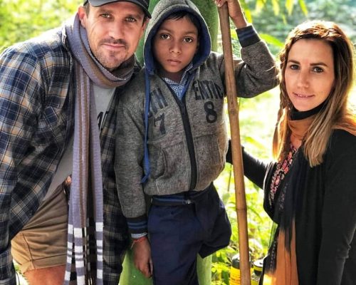 El and lee with child with 1 leg in bodhgaya india