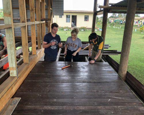 IVI volunteer at Fiji remote building project volunteers