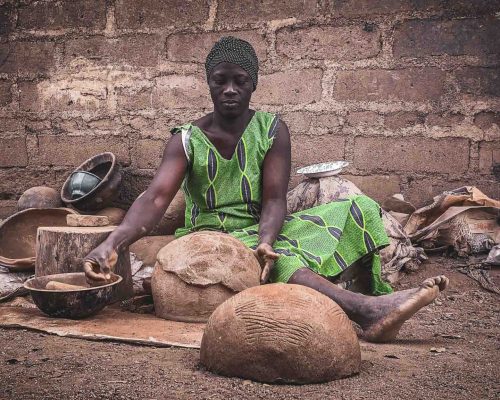 _Kenyan woman making clay pots