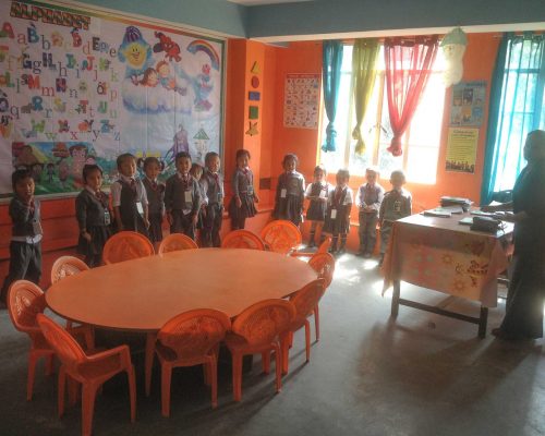 kindy kids in orange room