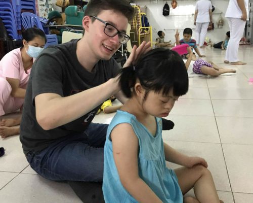 Participant tie the kid hair