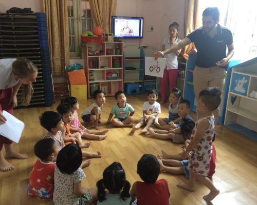 Participants teaching vocabulary to kids (3)-Ho Chi Minh