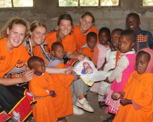 volunteers with Tanzanian kids