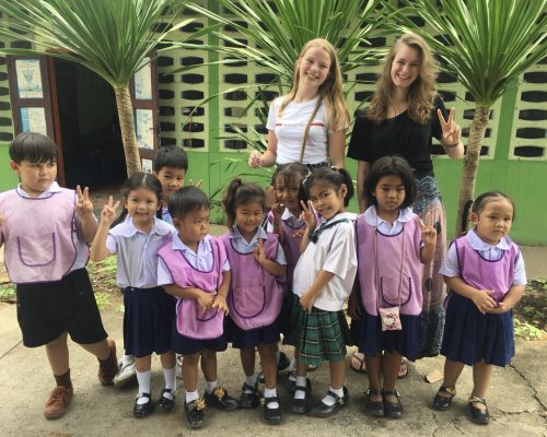 vollies with group of Thai kids