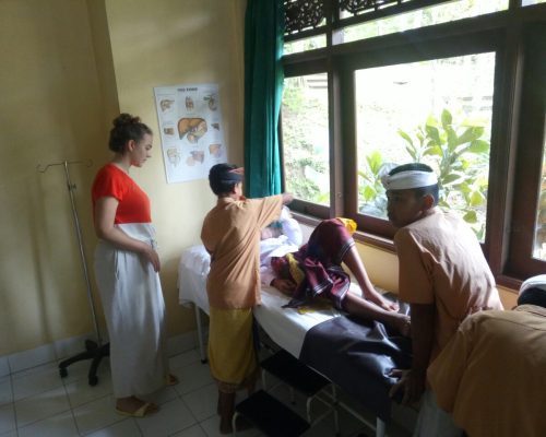 IVI volunteers teaching about healthcare