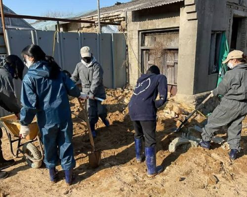 volunteers digging